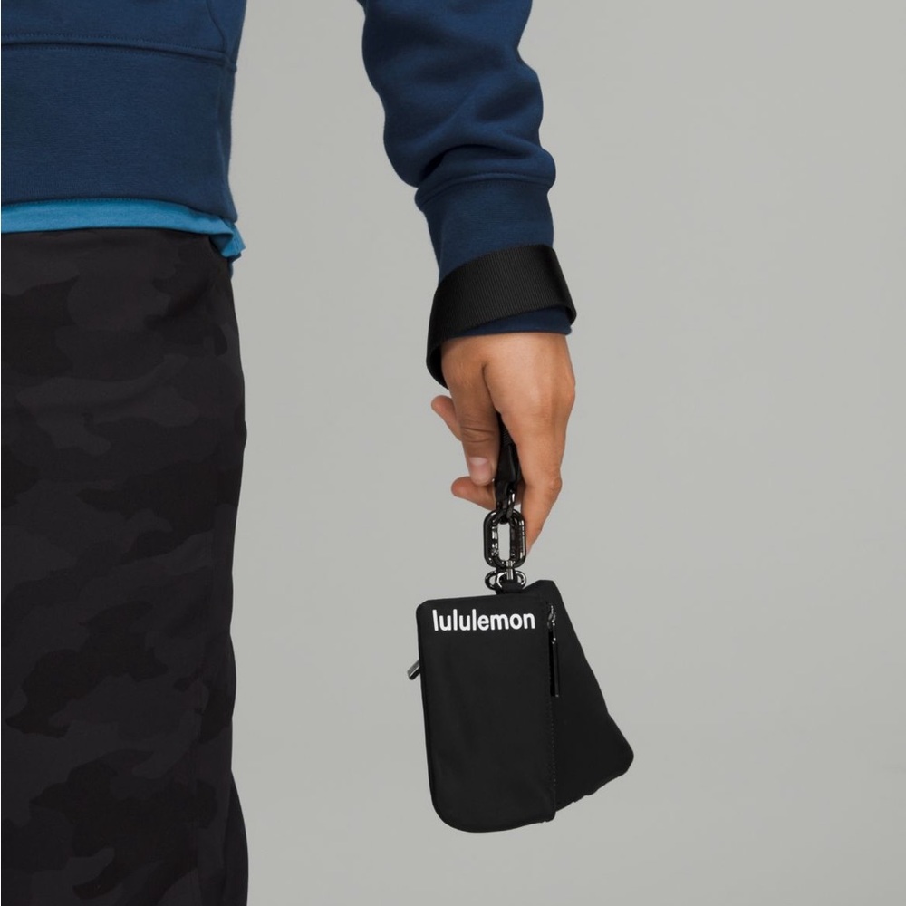 BLACK LULULEMON DUAL POCH WRISTLET